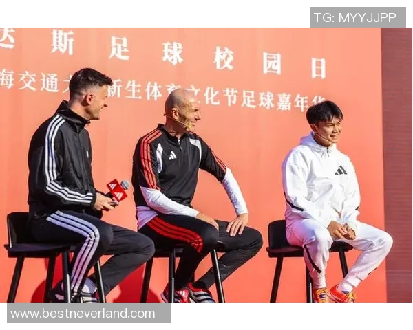 足球明星同框瞬间记录友谊与荣耀的完美时刻