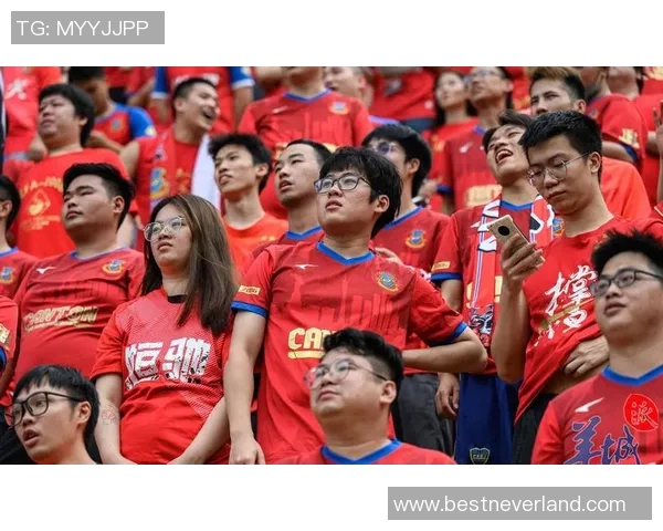 足球明星抵达保安机场引发球迷热烈追捧现场气氛火爆