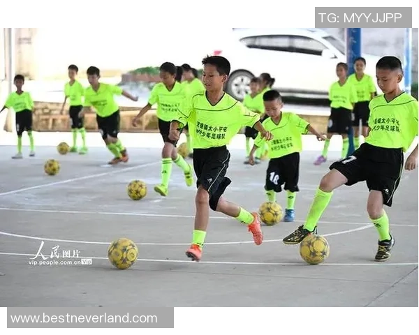 足球明星走进乡村与农民同场竞技精彩瞬间回顾